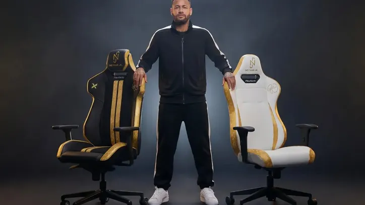 Neymar ao lado dos novos produtos