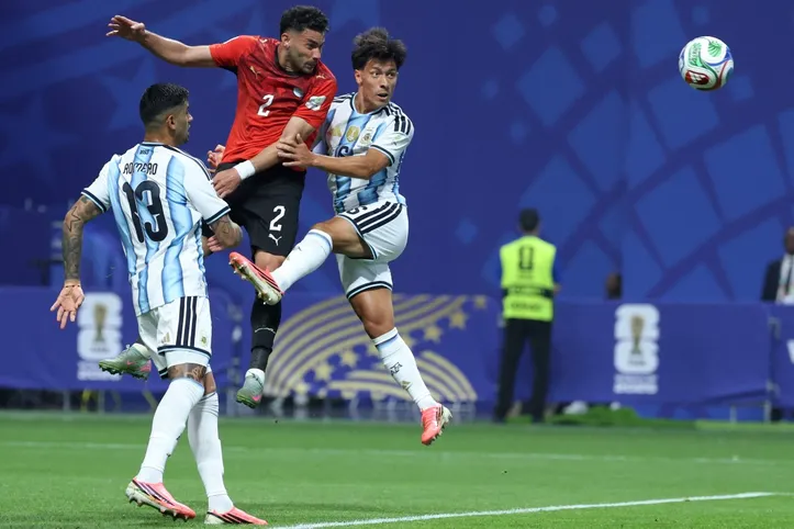 Yasser Ibrahim marcando gol na Argentina