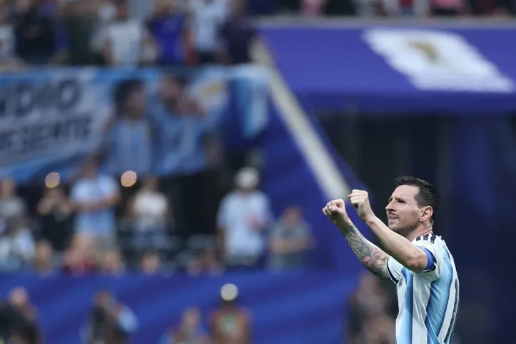 Messi comemora classificação