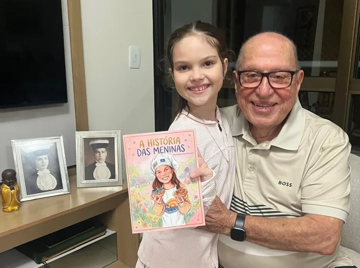 Carlos Sampaio, de 92 anos, e a bisneta Maria Eduarda