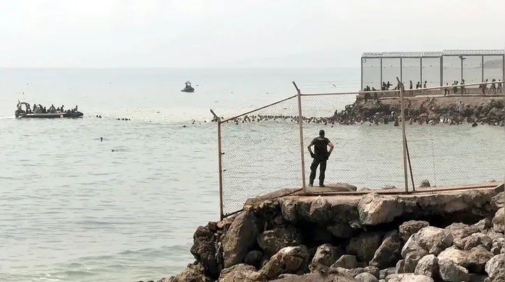 Centenas de migrantes entraram hoje no enclave espanhol de Ceuta; muitos deles haviam nadado, contornando a cerca da fronteira.