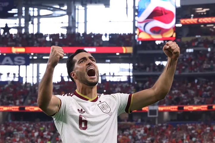 Mikel Merino fazendo gol pela Espanha na Copa do Mundo