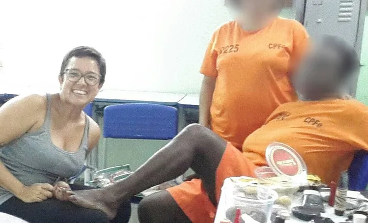 Cibele enquanto fazia as unhas das detentas, em 2019