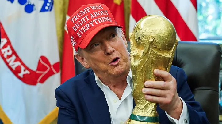 Donald Trump com a taça da Copa do Mundo
