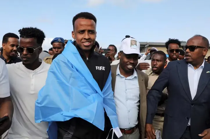 Omar Abdulkadir Artan sendo recebido na Somália