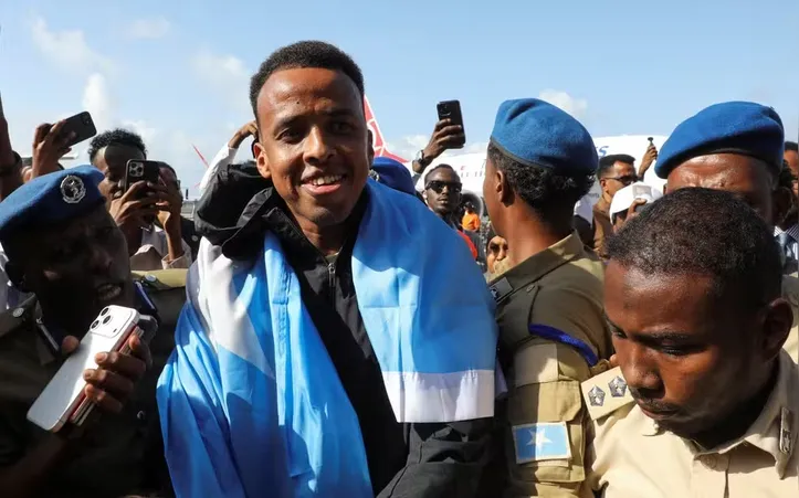 Omar Abdulkadir Artan sendo recebido na Somália