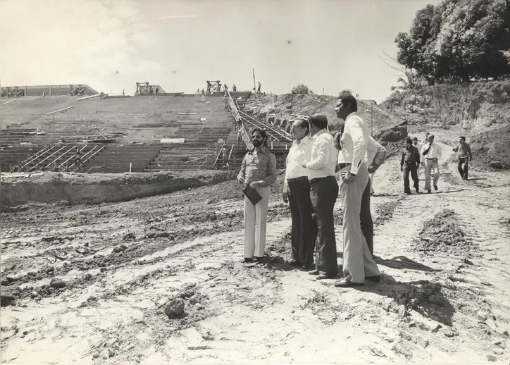 À época, o governador Roberto Santos e Edvaldo Brito visitam obras do estadio de Pituaçu