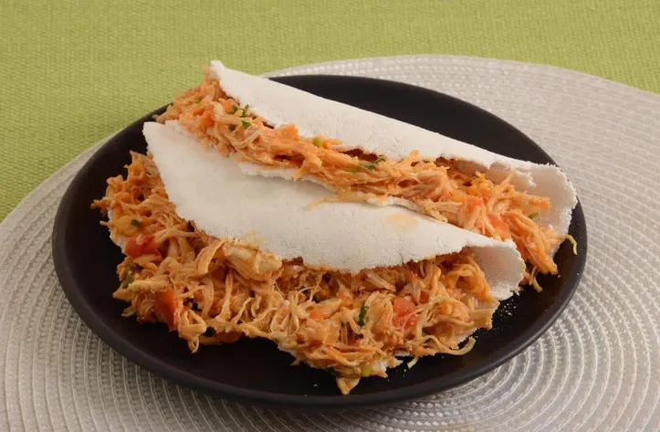 Tapioca de frango desfiado