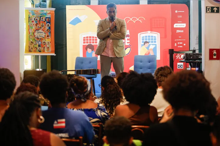 Alunos e professores do Arenoso lançam livro no Pelourinho