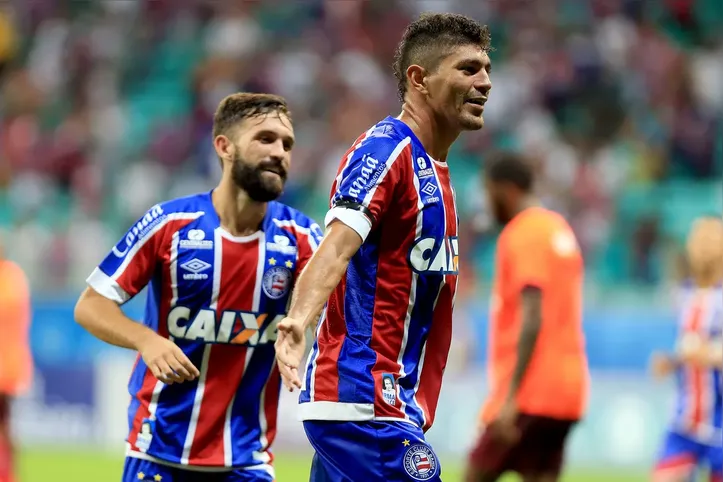 Edson comemorando gol pelo Bahia