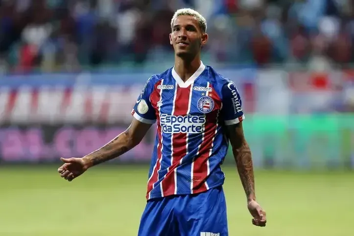 Arthur Sales em campo pelo Bahia