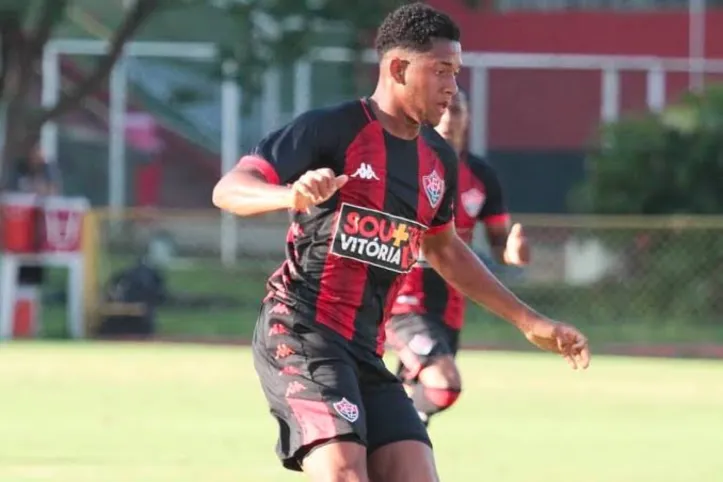 Edson Júnior em campo pelo Vitória