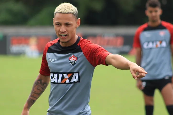 Neilton durante treino do Vitória, em 2018
