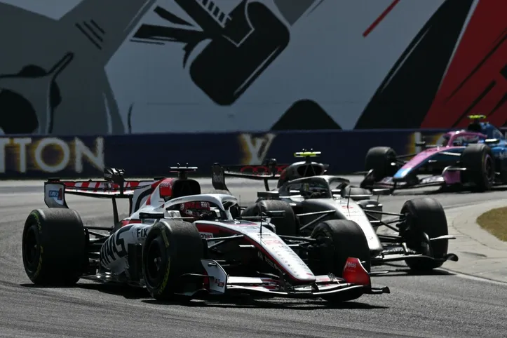 Carro de Fórmula 1 em  curva