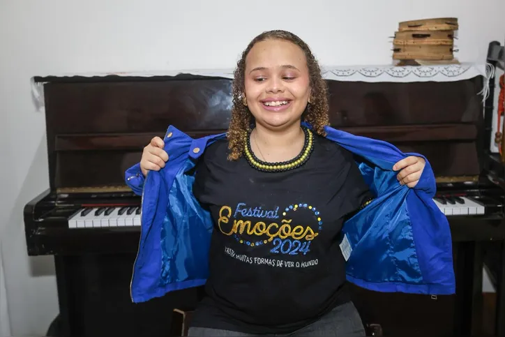 Manu Dourado, cantora representante do ICB