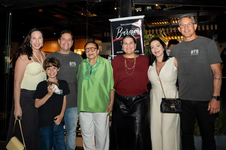 Licia Fabio e Helaine Schindler com sócios da BTS Burger durante o lançamento do festival