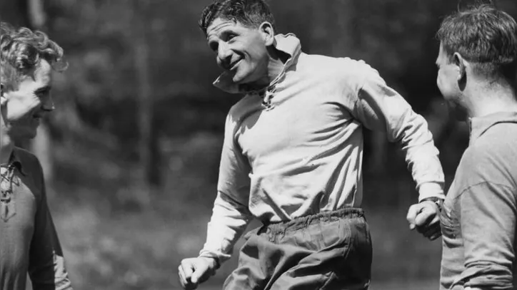 George Raynor, técnico da Suécia na decisão de 1958
