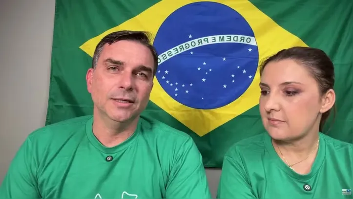 O senador Flávio Bolsonaro e a ex-presidente da Caixa Daniella Marques