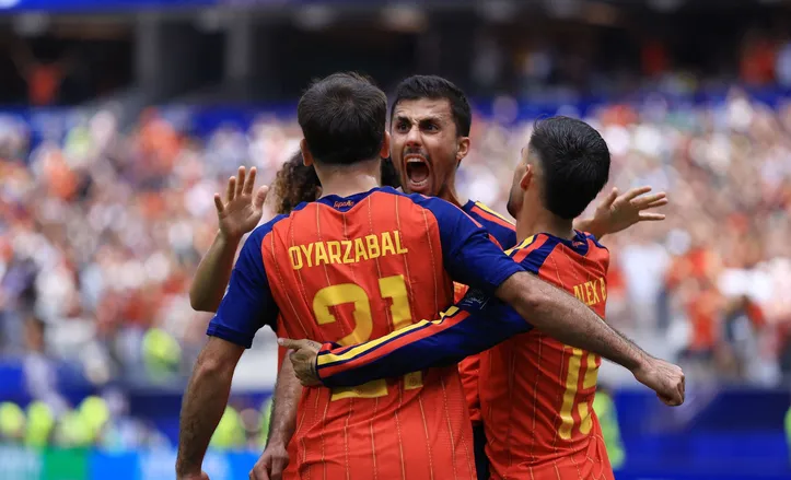 Jogadores da Espanha comemorado gol sobre a Áustria