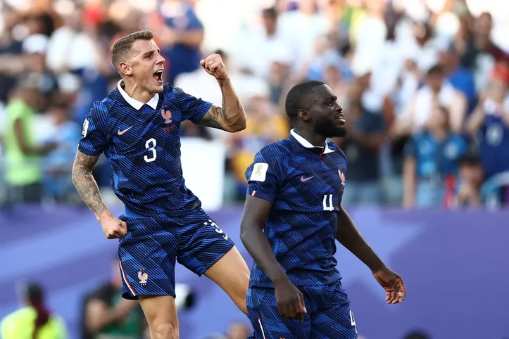 Lucas Digne e Dayot Upamecano pela França na Copa do Mundo