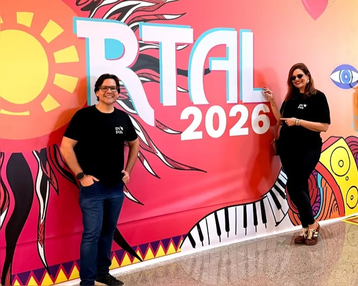 Pietro Raña e Chris Midlej nos bastidores do Fortal, acompanhando a operação da Pipa Comunicação