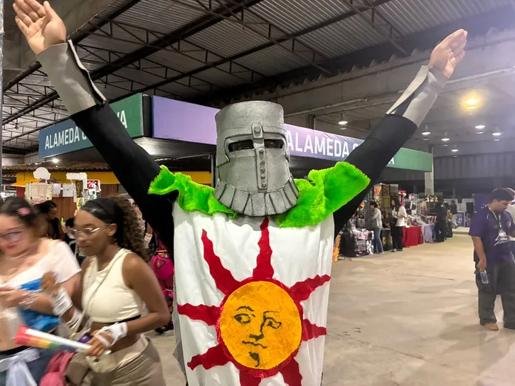 O designer Gustavo Teixeira fez cosplay de Solaire de Astora, personagem do jogo Dark Souls