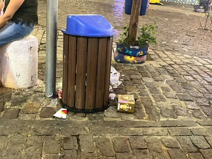 Lixeira em uma das vias do Centro Histórico