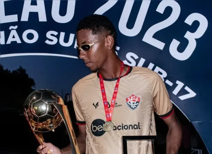Ezequiel pelo Vitória