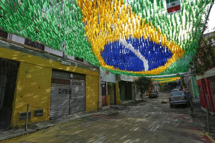 Bandeirolas do Brasil tomam conta Rua 13 em Salvador
