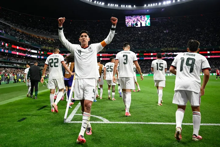 Jogadores do México comemoram gol contra a Tchéquia