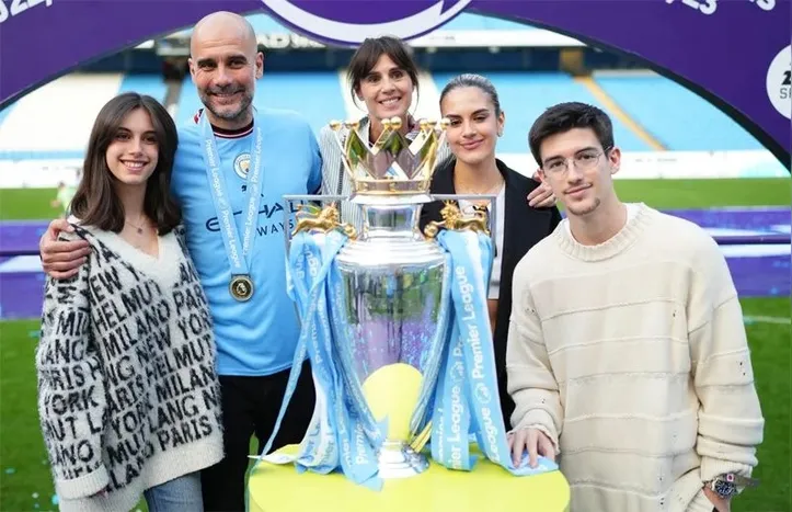 Pep Guardiola com a esposa e os filhos