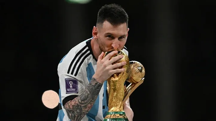 Messi com a taça da Copa do Mundo