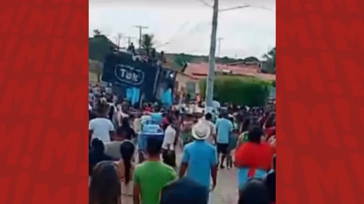 Momento em que o trio elétrico quase tomba durante arrastão