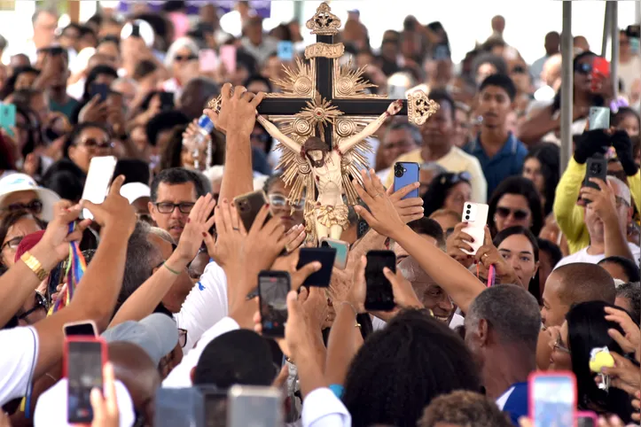 Imagem do Senhor do Bonfim durante missa