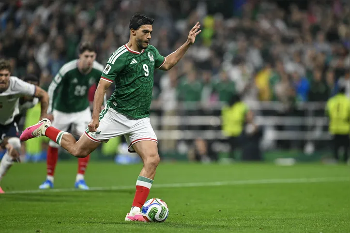 Raul Jimenez contra a Inglaterra