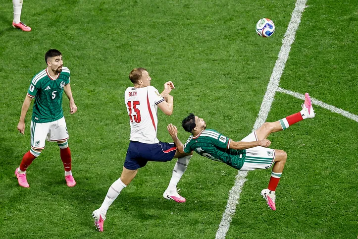 Raul Jimenez contra a Inglaterra