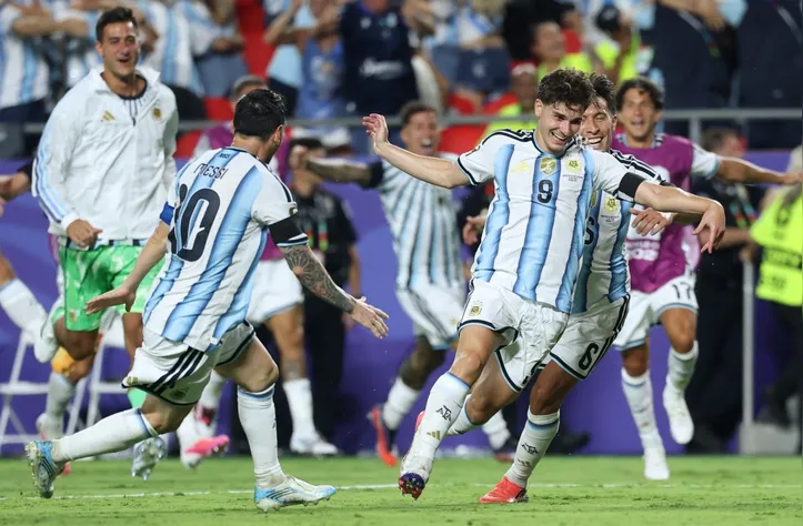Julian Alvarez pela Argentina
