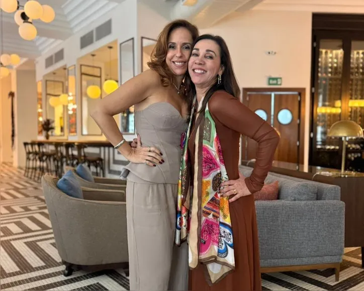 Aniversariante Aline Lobo e Lila Moraes durante encontro para celebrar a amizade