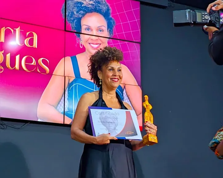 Roberta Rodrigues é homenageada no Prêmio Maria Felipa por trajetória de mais de 30 anos na Comunicação