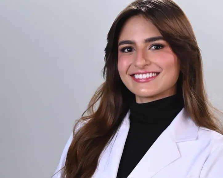 Maria Eduarda celebra a colação de grau em Medicina, cercada pelo orgulho e amor da família