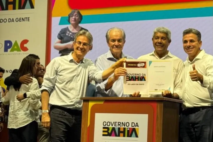 Ex-prefeito de Santo Estêvão, Rogério Costa (à dir. de Jerônimo Rodrigues) celebra assinatura do governador para requalificação de rodoviária