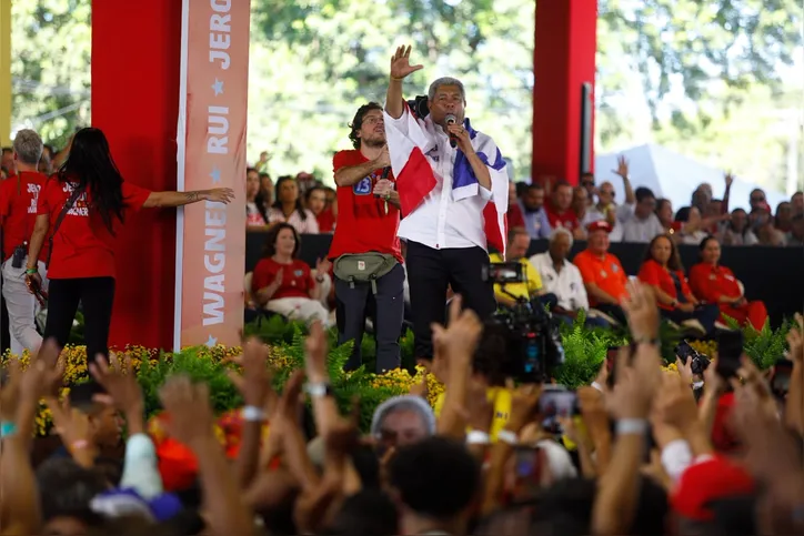 Jerônimo discursa durante convenção no Parque de Exposições.