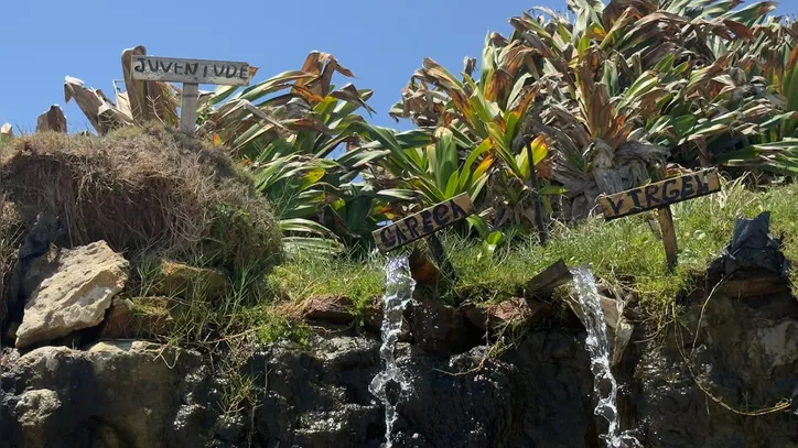 Costões rochosos e piscinas naturais formam o cenário rústico da Praia das Fontes no litoral leste