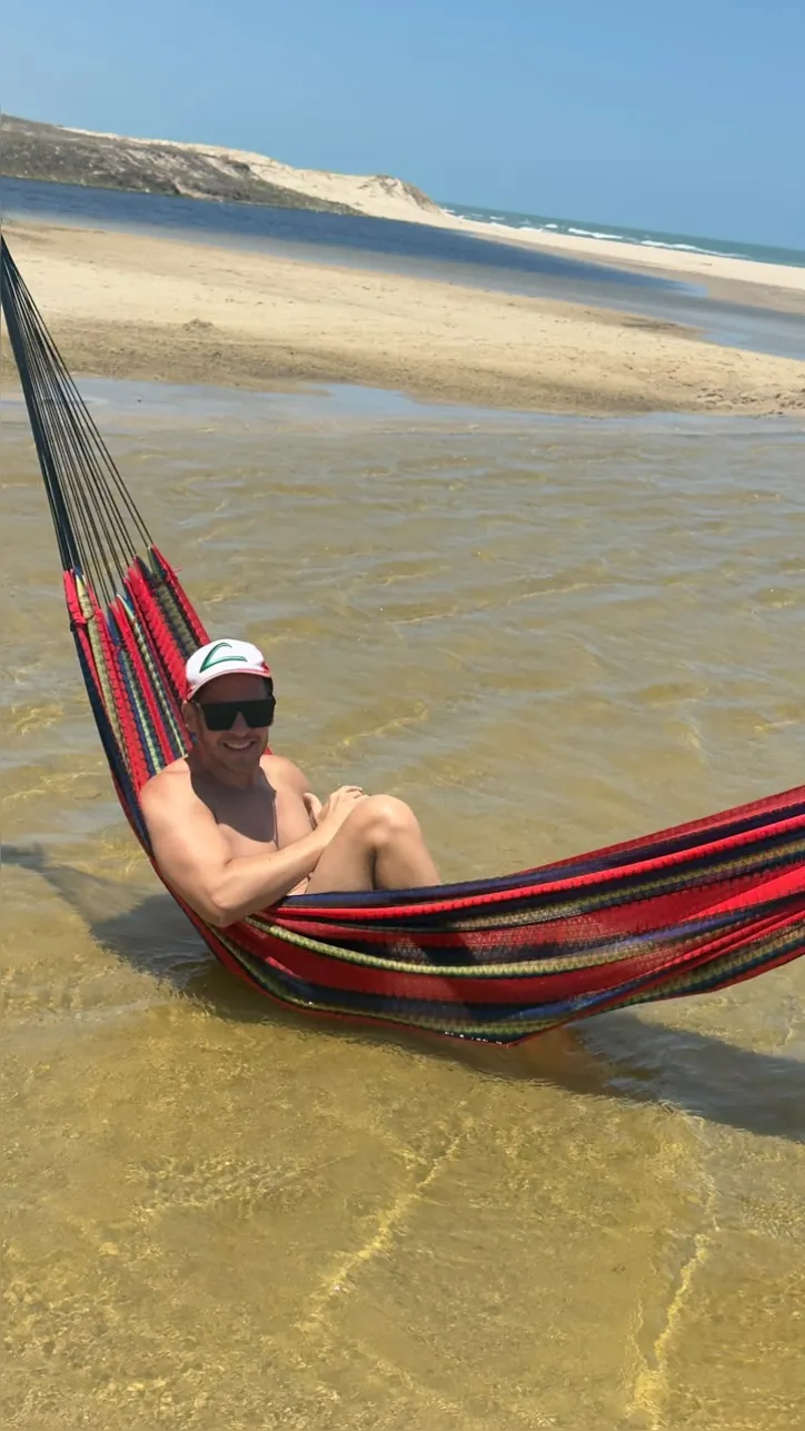Redes armadas nas lagoas e trechos calmos do litoral cearense garantem o relaxamento perfeito durante o roteiro