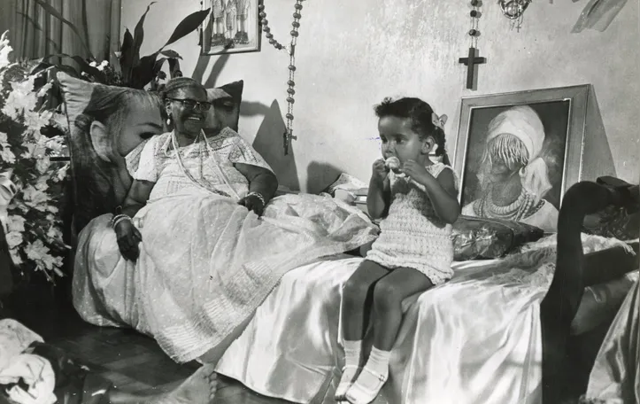 Mãe Menininha e uma de suas netas no Gantois nos anos 1970