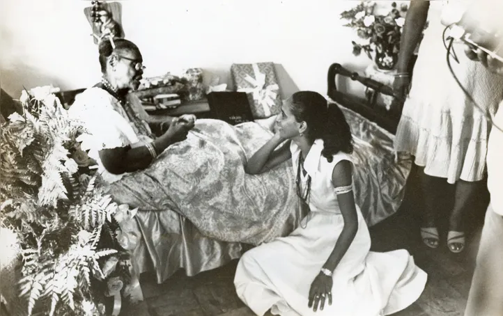 Mãe Menininha e Bethânia conversam no quarto da ialorixá no Gantois