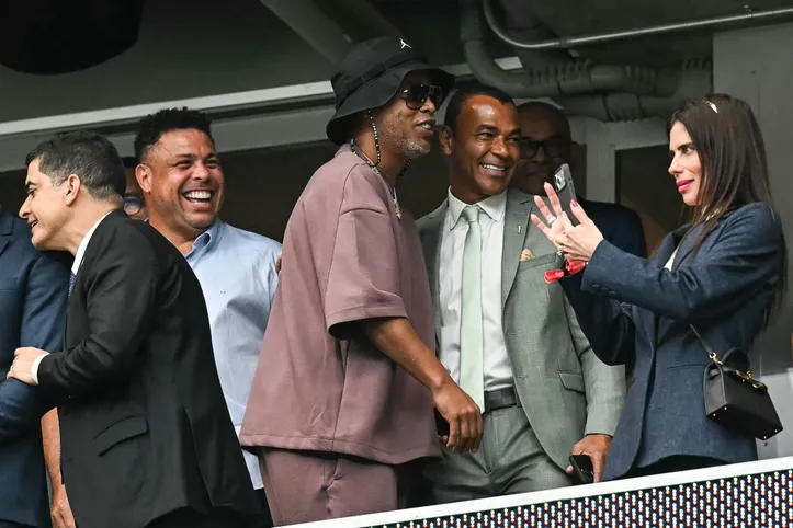 Cafu acompanha jogo da Copa do Mundo junto com Ronaldo e Ronaldinho, companheiros de seleção no título de 2002