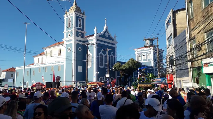 Multidão nas ruas no 2 de Julho