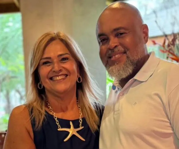 Teila Bendocchi e Ramon Barreto em celebração especial na Praia do Forte
