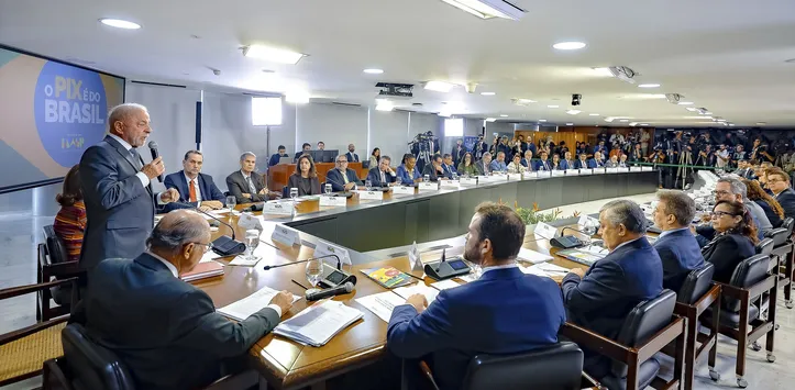 Lula comanda reunião ministerial